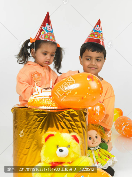 孩子們?cè)谝粋€(gè)生日聚會(huì)