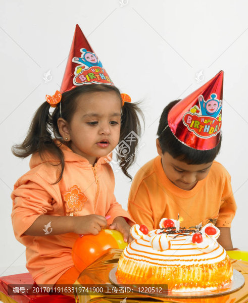 孩子們在一個生日聚會