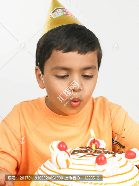 帶著他的生日蛋糕的男孩