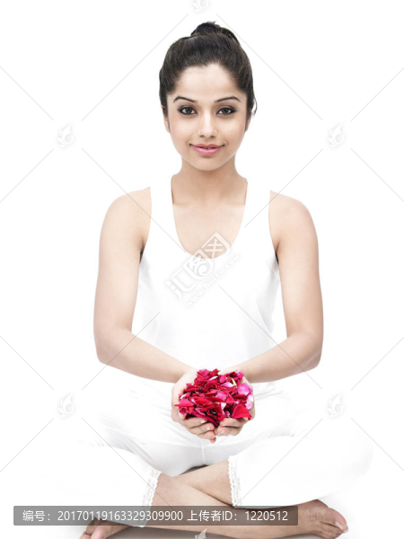 漂亮的女人與玫瑰花瓣
