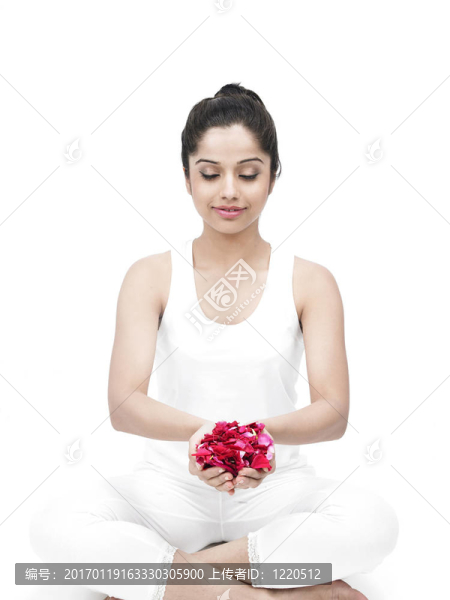 美麗的女人與玫瑰花瓣