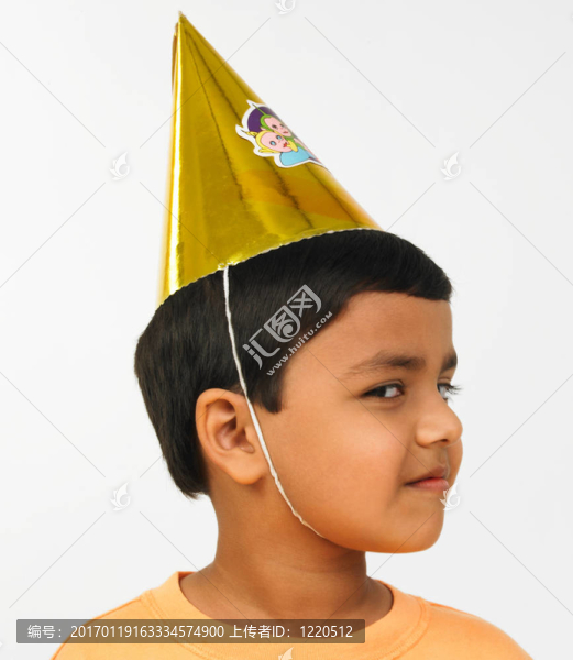 帶有圓錐形紙帽的亞洲小孩