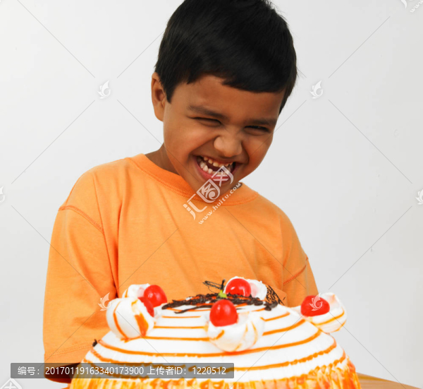 男孩慶祝生日聚會
