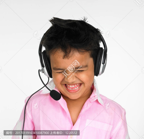 聰明的男孩聽音樂