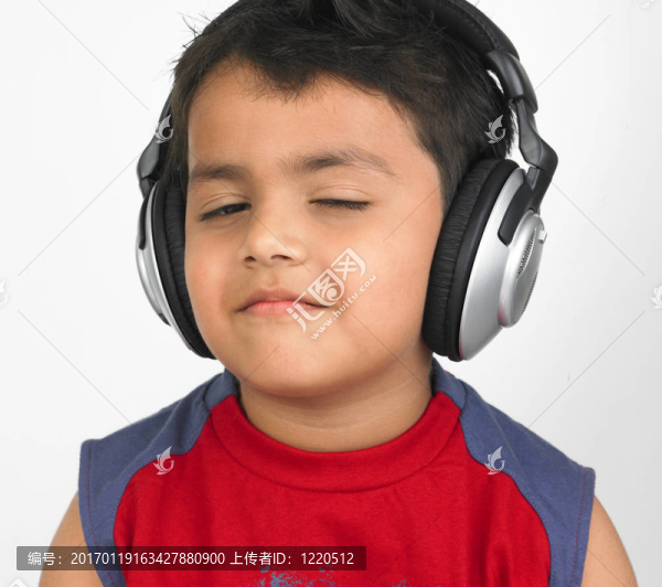 男孩聽歌曲
