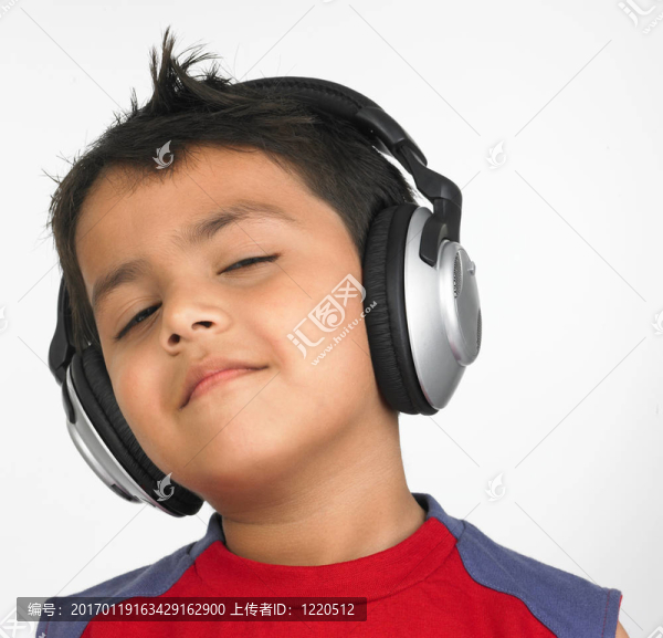 一個可愛的孩子聽音樂