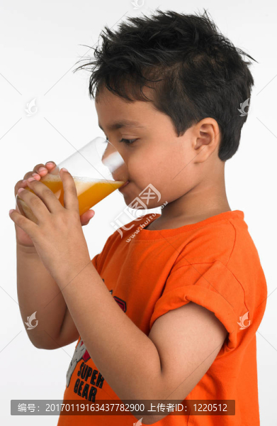 男孩喝橙汁