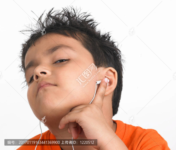 男孩聽音樂