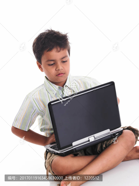 帶著他的筆記本電腦的男孩