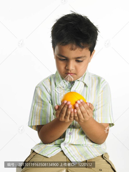 拿著一個黃色的男孩