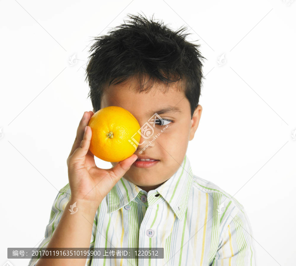 拿著一個(gè)黃色的男孩-匯圖網(wǎng) www.fosd68.com 拿著一個(gè)黃色的男孩