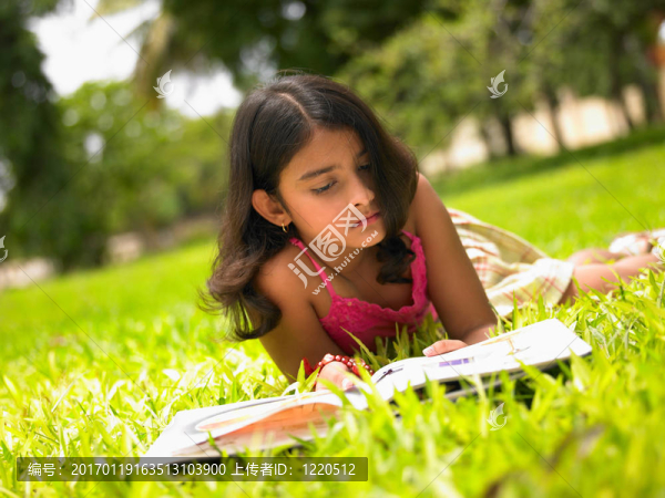 女孩在公園里讀一本書