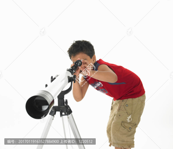男孩看星星