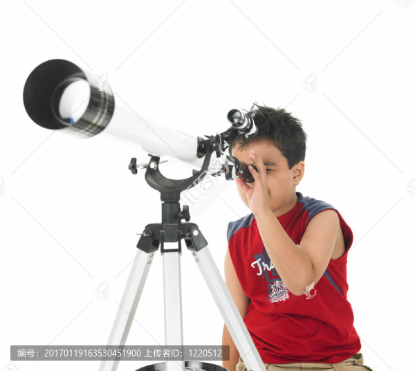 男孩看星星