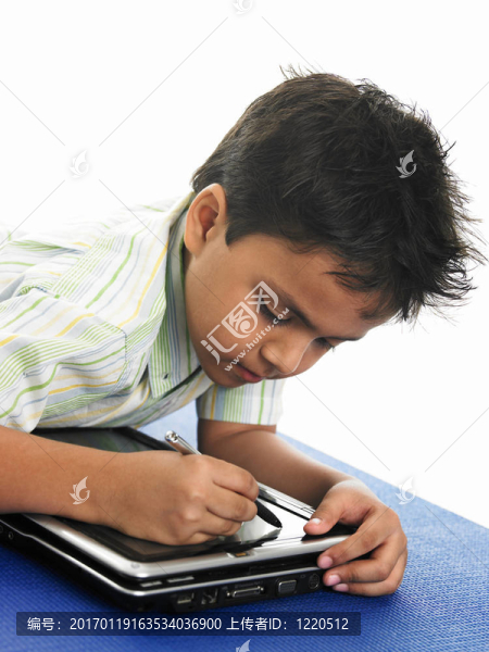 帶著他的筆記本電腦的男孩