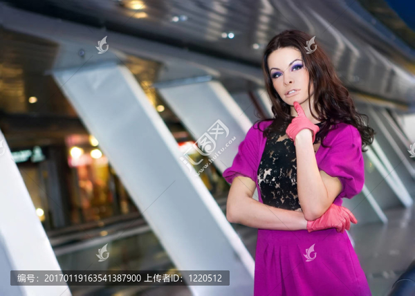 穿紫色衣服的女孩