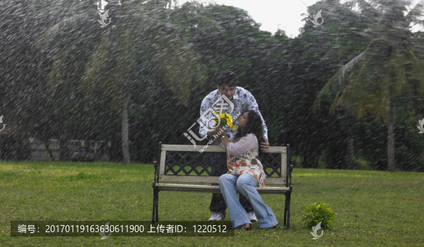 在公園的亞洲夫婦