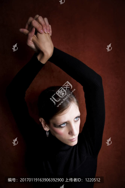 漂亮的女人穿著黑色的衣服
