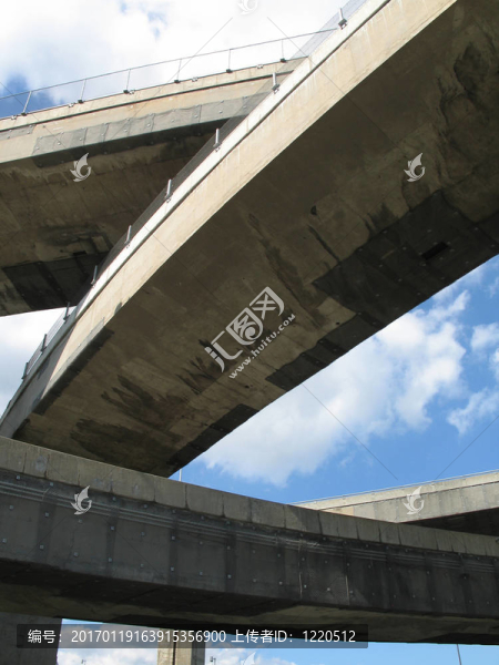 舊水泥公路和藍(lán)天