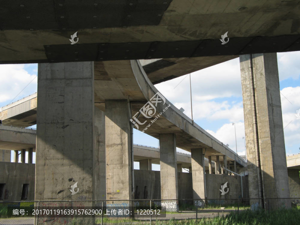 舊水泥公路和藍(lán)天
