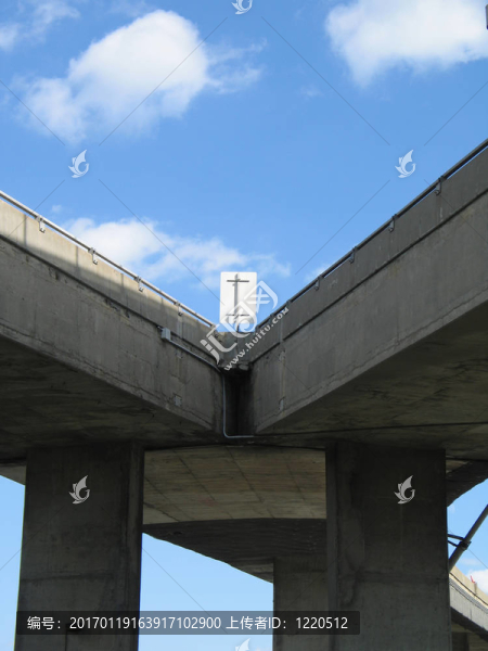 舊水泥公路和藍天
