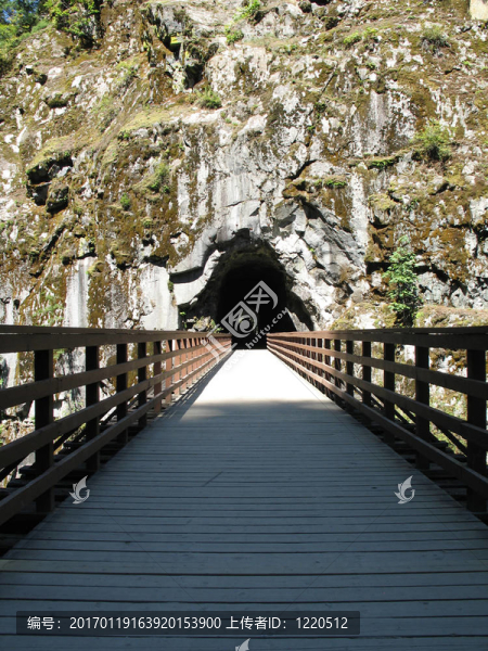 長(zhǎng)；舊的木橋進(jìn)入