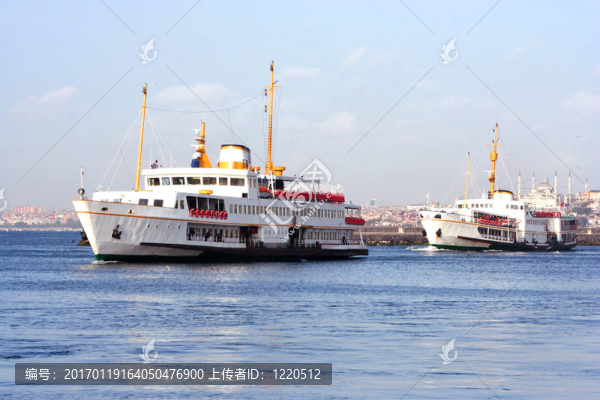 在Bosporus的兩個容器