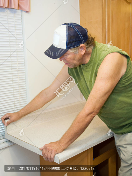 用層壓板工作的承包商