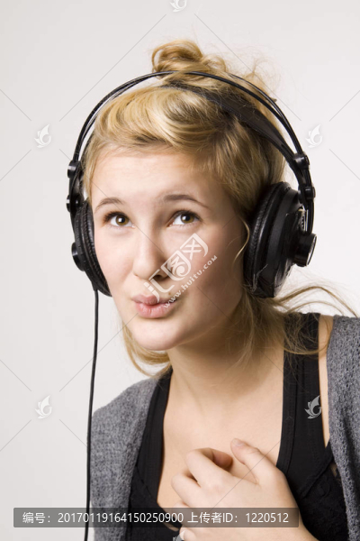 年輕的女人聽音樂