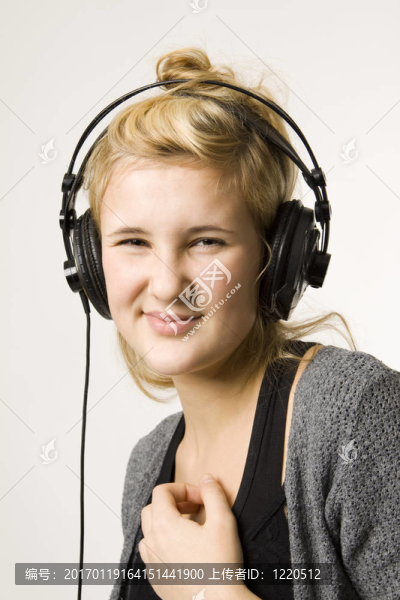 年輕的女人聽音樂