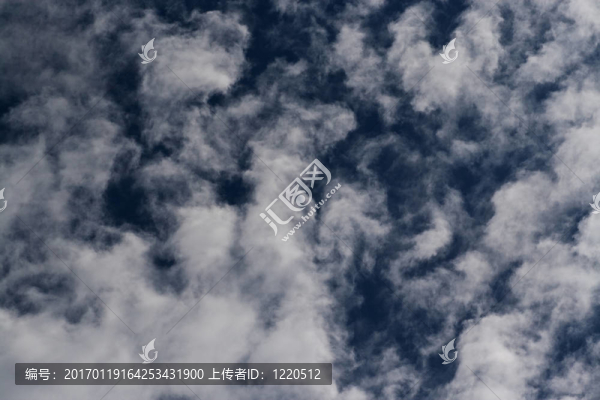深藍(lán)色的天空和漂亮的云彩流蘇