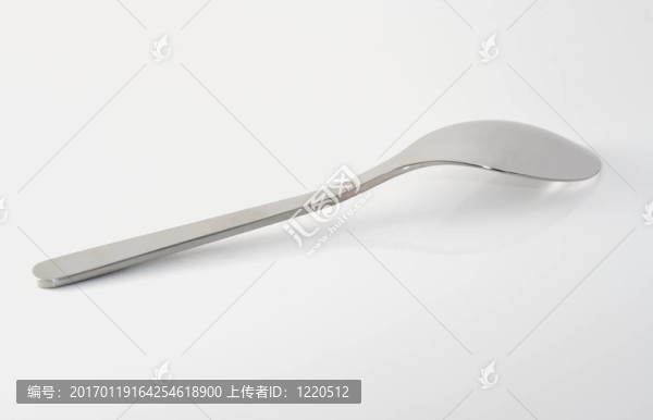 白色鏡面上的金屬茶匙
