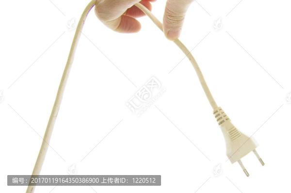 用白色背景顯示插頭的人的手