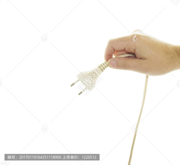 用白色背景顯示插頭的人的手