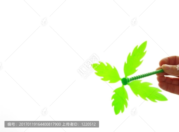 手抓綠色塑料花