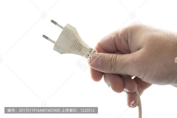 用白色背景顯示插頭的人的手