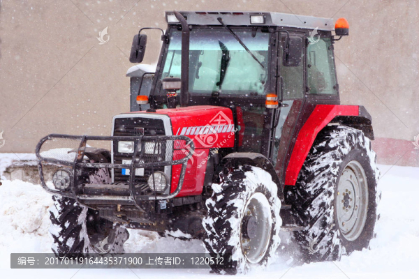雪地里的拖拉機(jī)