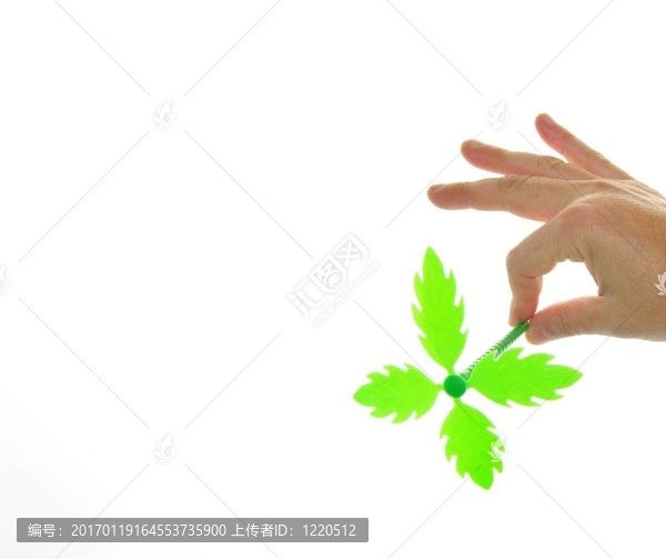 手抓綠色塑料花
