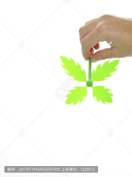手抓綠色塑料花