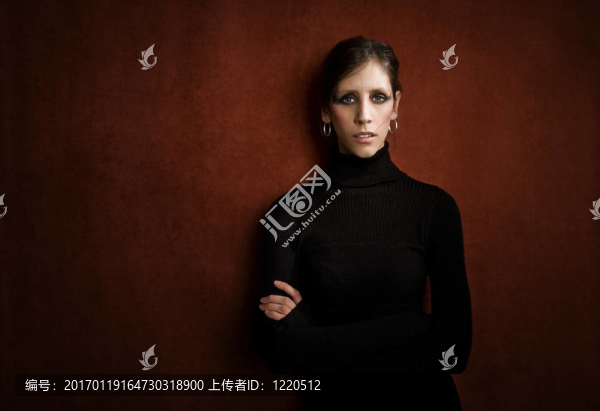 穿著黑色衣服的漂亮女人