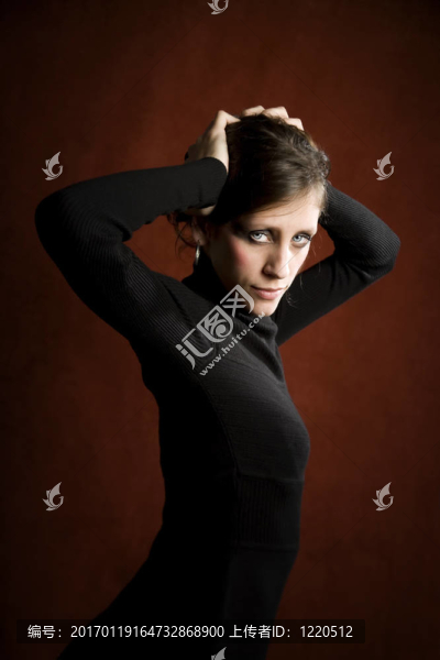 穿著黑色衣服的漂亮女人