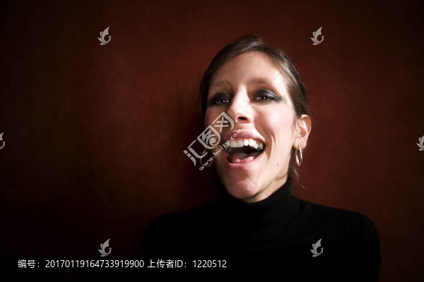 穿著黑色衣服的漂亮女人