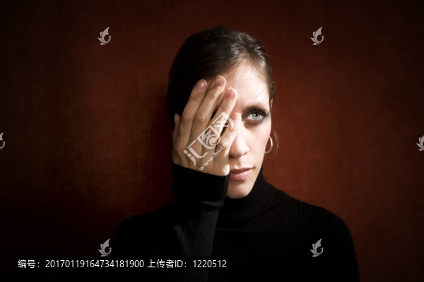 漂亮的女人用手捂住她的臉