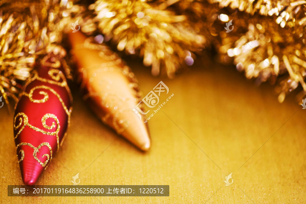 具有閃光背景的圣誕飾品