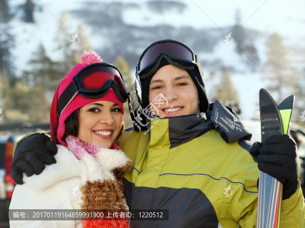 滑雪勝地的年輕夫婦