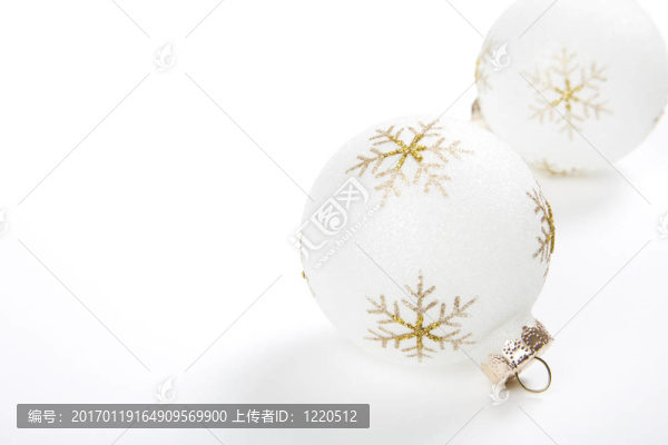 白色背景的高圣誕燈泡。