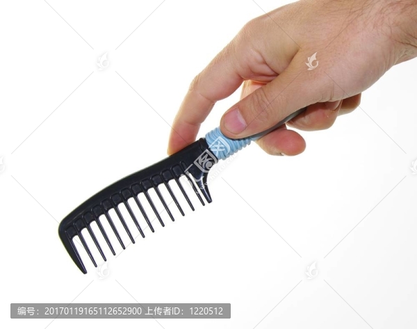 用梳子梳理頭發(fā)的手
