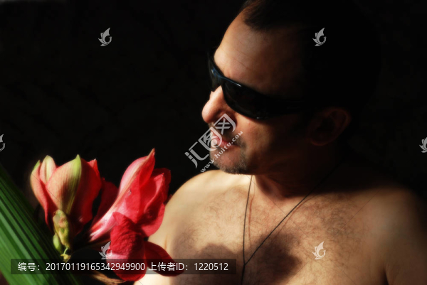 美麗的花朵與時(shí)尚的男人