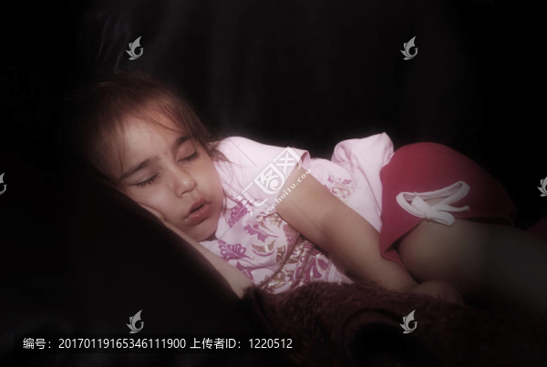 睡覺的小女孩