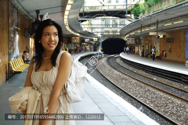 女人等火車